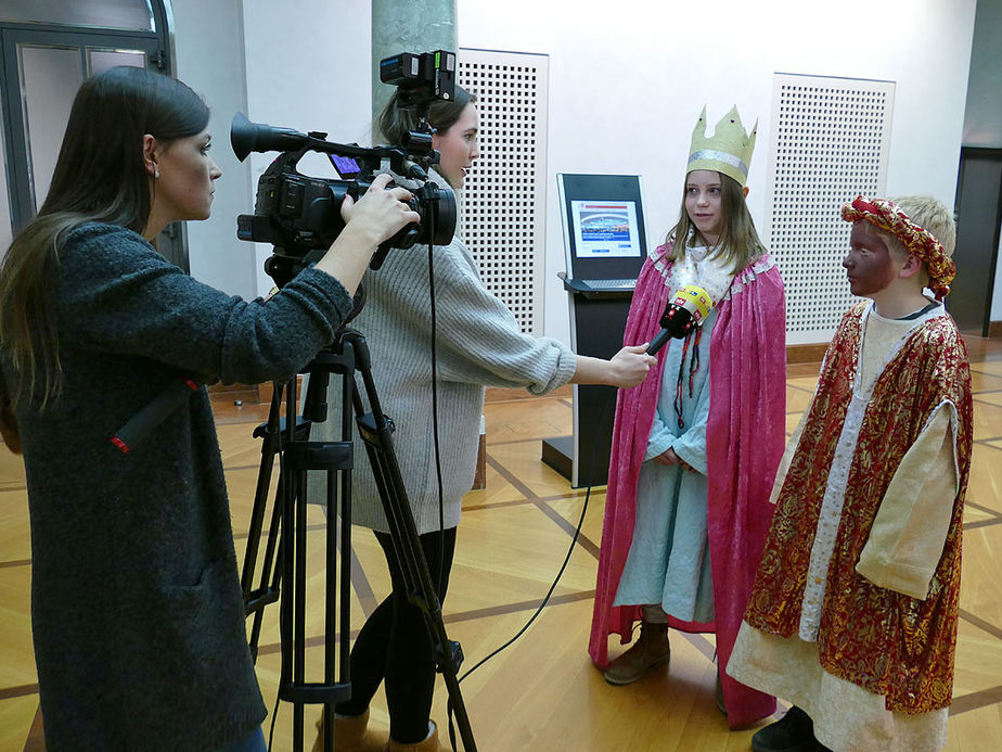 Naumburger Sternsinger zu Besuch beim Hessischen Ministerpräsidenten Volker Bouffier (Foto: Karl-Franz Thiede)